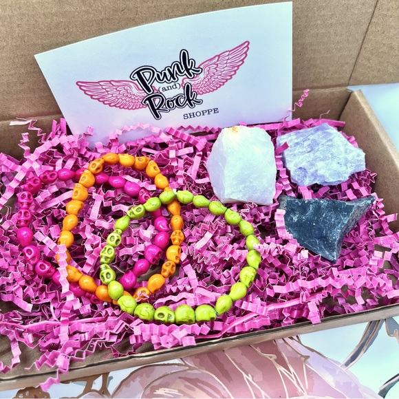 Set of three skull bracelets carved from stone and three stones in a mesh bag 💎 - Picture 1 of 3